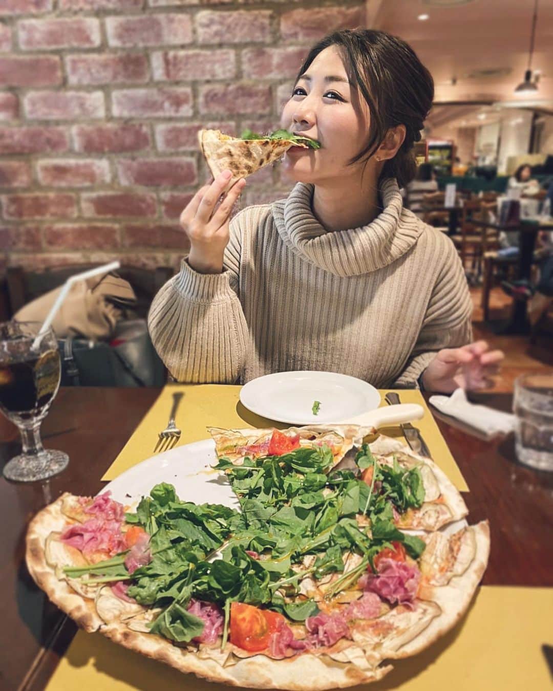 yuu sakuraiさんのインスタグラム写真 - (yuu sakuraiInstagram)「先日は、MK CAFEの広報担当の梅沢さんと @_umetomo_   ルミネ荻窪の「ラ・ヴォーリアマッタ」にランチを食べにルミネ荻窪へ行ってきました♪ @lumine_ogikubo   ちょうど11月5日（木）～11月16日（月）の 12日間の期間中、ルミネカードでお支払いすると館内でのお買い物・お食事が10％オフになるキャンペーン中で贅沢に釜焼きの本格的なピザを頂きました⭐︎  梅沢さんは、小学生の頃からずっと一緒にいる 私の大切な幼馴染みでたまにこうして2人でご飯を食べながらお互いの話をしたり、 相談に乗ってもらったり大切な時間を過ごさせて頂いています✨  本当にたまにしか時間を合わせる事が出来ないから 雰囲気もよくてとても美味しいお食事を一緒に食べれて嬉しかったです♪  お店の方もとても丁寧で優しくて大満足のお食事でした⭐︎ 楽しかったなぁ。  パワーもらったし年内また頑張ります⭐︎  #お料理 #food #ルミネ荻窪 #荻窪ルミネ #ルミネカード10%オフキャンペーン #ファッション #ショッピング #pr　#ラヴォーリアマッタ　＃グルメ」11月13日 12時56分 - food_yuu