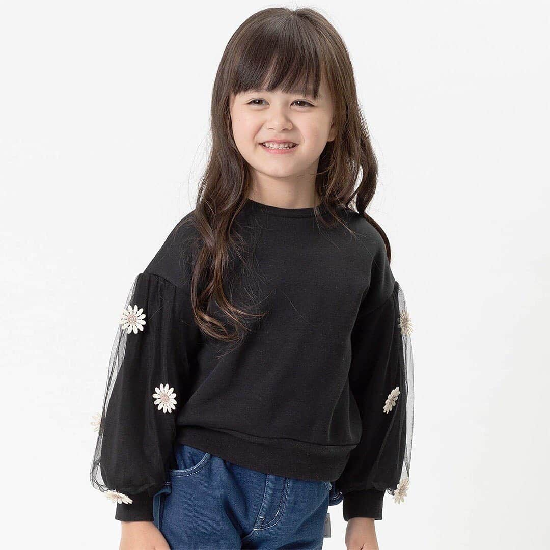 かわいいベビー服・子供服Babychuさんのインスタグラム写真 - (かわいいベビー服・子供服BabychuInstagram)「【New Arrival styling by Hitomi】 . チュールとお花の刺繍袖がCUTE🌼🌸 . 冬にピッタリのあったか裏シャギー😍💕 とっても柔らかくて肌ざわりも抜群です🥰👌 どんなボトムスに合わせても女の子らしいコーデが楽しめるトレーナーです👏👏✨ . . ▶️＜吸汗速乾＞袖チュール裏シャギートレーナー カラー:アイボリー/コーラルピンク/ブラック サイズ:80/90/100/110 プライス:2,300円+tax . ▶️Bashful Beige Bunny Baby☆ベビーバニー/ベージュ プライス:1,800円+tax . プロフィール欄のURLから今すぐべびちゅのHPへGO💨 . . . . 🌟合わせてチェック👀 べびちゅの秋冬SALEスタート🎊 . なんと❣️冬物も初登場👏✨ . なかでも絶対見逃せない注目アイテムは！あの最新の「リボンムートンブーツ」👏✨ . 今ちょうどいい秋物は、赤字覚悟の超おトクプライスに😍来年も着られるように、大きめサイズを買っておくのもいいですね✨ . おトクにGETできるチャンス、ぜひぜひチェックしてね🥳 . メーカーさま完売アイテムは、以降の再入荷はございません🙅‍♀️ . ⏰秋冬セールは、11月17日(火)23:59まで！ . 紹介アイテム品番:sp-s511040 . . #秋の新作 #裏シャギー #トレーナー #べびちゅ #babychu #ig_kidsphoto #ig_babyphoto #かわいい #子供服 #ベビー服 #親バカ部 #女の子 #娘 #赤ちゃん #ベビーコーデ #キッズコーデ #ベビーファッション #キッズファッション #出産祝い #baby #babychujp #べびちゅstylingcollection #stayhome #おうち時間」11月13日 13時00分 - babychu2014