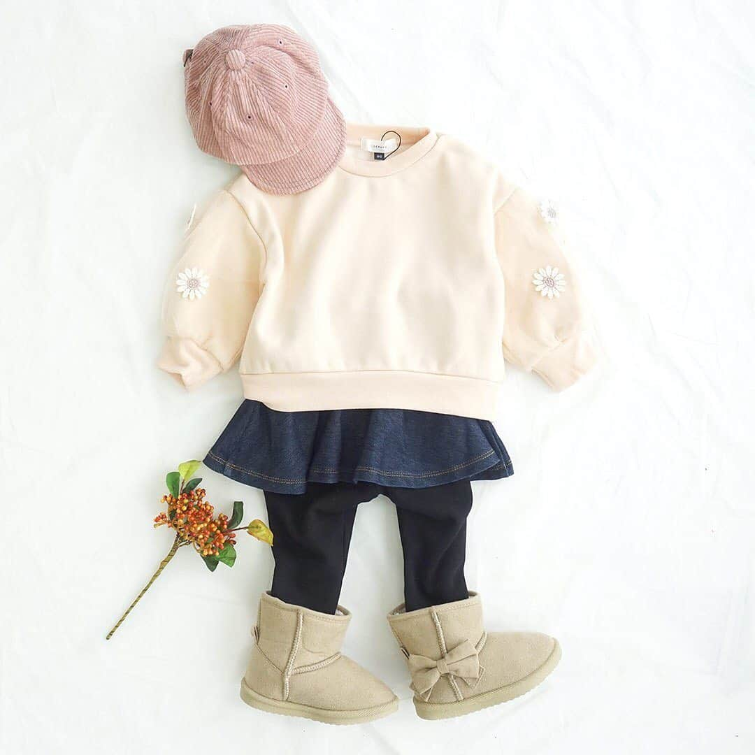 かわいいベビー服・子供服Babychuさんのインスタグラム写真 - (かわいいベビー服・子供服BabychuInstagram)「【New Arrival styling by Hitomi】 . チュールとお花の刺繍袖がCUTE🌼🌸 . 冬にピッタリのあったか裏シャギー😍💕 とっても柔らかくて肌ざわりも抜群です🥰👌 どんなボトムスに合わせても女の子らしいコーデが楽しめるトレーナーです👏👏✨ . . ▶️＜吸汗速乾＞袖チュール裏シャギートレーナー カラー:アイボリー/コーラルピンク/ブラック サイズ:80/90/100/110 プライス:2,300円+tax . ▶️Bashful Beige Bunny Baby☆ベビーバニー/ベージュ プライス:1,800円+tax . プロフィール欄のURLから今すぐべびちゅのHPへGO💨 . . . . 🌟合わせてチェック👀 べびちゅの秋冬SALEスタート🎊 . なんと❣️冬物も初登場👏✨ . なかでも絶対見逃せない注目アイテムは！あの最新の「リボンムートンブーツ」👏✨ . 今ちょうどいい秋物は、赤字覚悟の超おトクプライスに😍来年も着られるように、大きめサイズを買っておくのもいいですね✨ . おトクにGETできるチャンス、ぜひぜひチェックしてね🥳 . メーカーさま完売アイテムは、以降の再入荷はございません🙅‍♀️ . ⏰秋冬セールは、11月17日(火)23:59まで！ . 紹介アイテム品番:sp-s511040 . . #秋の新作 #裏シャギー #トレーナー #べびちゅ #babychu #ig_kidsphoto #ig_babyphoto #かわいい #子供服 #ベビー服 #親バカ部 #女の子 #娘 #赤ちゃん #ベビーコーデ #キッズコーデ #ベビーファッション #キッズファッション #出産祝い #baby #babychujp #べびちゅstylingcollection #stayhome #おうち時間」11月13日 13時00分 - babychu2014