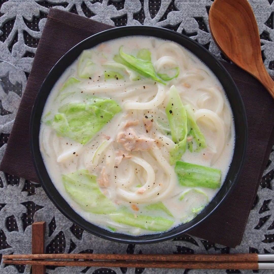 のインスタグラム：「【ツナチャウダーうどん】 . 具材はツナ缶、玉ねぎ、キャベツだけ！ ツナの旨みがおいしいチャウダーうどんです。 . ▼材料（1人分） ❁冷凍「さぬきうどん」：１玉 ❁ツナ缶（オイル漬け）：１缶（70g） ❁玉ねぎ（薄切り）：1/4個（50g） ❁キャベツ（ざく切り）：１～２枚（50g） ❁小麦粉：小さじ２ ❁牛乳：200cc ❁昆布茶：小さじ１  ❁塩・こしょう：少々 . ▼作り方 ①フライパンにツナ缶のオイル（１缶分：約大さじ１）を入れて熱し、玉ねぎを炒める . ②玉ねぎがしんなりしたら小麦粉をふり入れてさらに炒める . ③粉っぽさがなくなったら水（100cc）を少しずつ加えのばす。 続けて牛乳、昆布茶、ツナを加えてひと煮立ちさせる . ④凍ったままのうどんとキャベツを入れて煮る . ⑤うどんがほぐれ火が通ったら、塩・こしょうで味をととのえる . #うどん #udon #冷凍うどん #さぬきうどん #うどん部 #うどん好き #レシピ #おうちごはん #おうちランチ #お昼ごはん #簡単レシピ #時短料理 #簡単ごはん #ツナ #ツナ缶 #家庭料理 #アレンジレシピ #デリスタグラム #foodstagram #今日のごはん #TableMark #テーブルマーク」