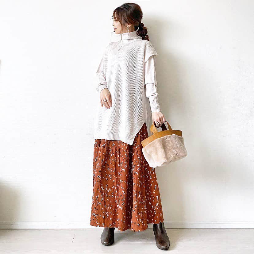 マナさんのインスタグラム写真 - (マナInstagram)「#今日のコーデ  knit set @a.t_official.jp  skirt @arumlily_official  boots @yoshito_shoes  bag @i_need_more_shoes_official  . . .シンプルだけど個性的なknit✧︎*。 #at のもの。 ハイネックニットとベストを組み合わせて着ています♡ 程よいRelux感がオシャレ❥︎･• 私のプロフ画面のURLから商品詳細見られます✧︎ . .11/13（金）19:00〜 @a.t_official.jp のインスタライブで、このknitが紹介されるみたいです☺︎ . .3枚目のbagも#at のです♫ 小さーく畳めるのでお買い物の時や急にサブバッグが必要になった時用に、持ち歩きバッグに忍ばせています✿︎ . . . . . . . .#atスナップ #エーティー #ママコーデ #ママファッション #マナママコーデ #おちびコーデ  #おちびの輪 #低身長コーデ #ootd #outfit #mamagirl #locari #小柄コーデ #大人フェミニン #150cm」11月13日 13時04分 - ma_anmi