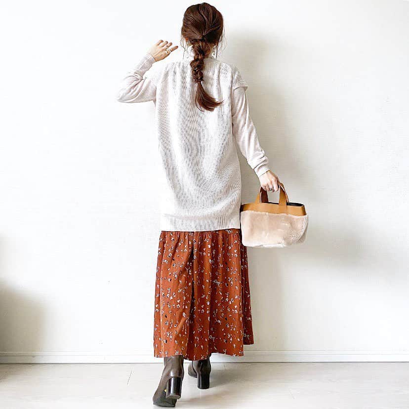 マナさんのインスタグラム写真 - (マナInstagram)「#今日のコーデ  knit set @a.t_official.jp  skirt @arumlily_official  boots @yoshito_shoes  bag @i_need_more_shoes_official  . . .シンプルだけど個性的なknit✧︎*。 #at のもの。 ハイネックニットとベストを組み合わせて着ています♡ 程よいRelux感がオシャレ❥︎･• 私のプロフ画面のURLから商品詳細見られます✧︎ . .11/13（金）19:00〜 @a.t_official.jp のインスタライブで、このknitが紹介されるみたいです☺︎ . .3枚目のbagも#at のです♫ 小さーく畳めるのでお買い物の時や急にサブバッグが必要になった時用に、持ち歩きバッグに忍ばせています✿︎ . . . . . . . .#atスナップ #エーティー #ママコーデ #ママファッション #マナママコーデ #おちびコーデ  #おちびの輪 #低身長コーデ #ootd #outfit #mamagirl #locari #小柄コーデ #大人フェミニン #150cm」11月13日 13時04分 - ma_anmi