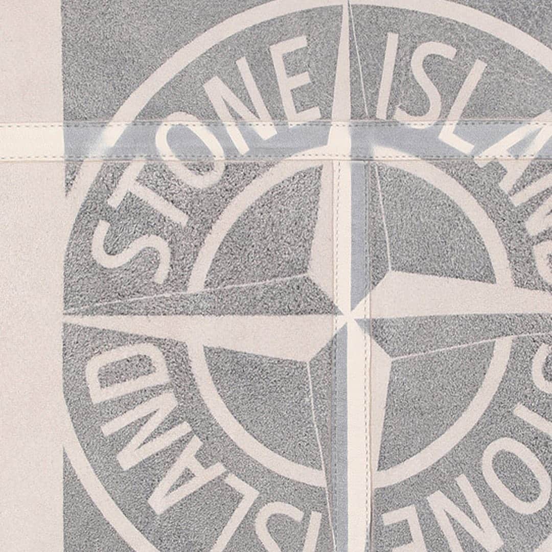 HYPEBEASTさんのインスタグラム写真 - (HYPEBEASTInstagram)「@hypebeaststyle: @stoneisland_official has just dropped a luxurious hand-sprayed sheepskin jacket. Taking suede sheepskin as its primary material, the luxe hooded jacket is then hand sprayed with Dove Gray to produce the cloudy effect seen across the body and sleeves. The left side of the garment, and the Stone Island motif on the back of the jacket, are protected from the spraying to produce a stenciled, graphic effect. A black opaque overprint, positioned slightly lower than waist level, ties together the dual-toned body. The jacket is available now for $5,133 USD.⁠⠀ Photo: Stone Island⁠⠀」11月13日 13時06分 - hypebeast