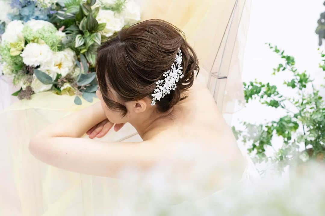 St.AQUA 東京の結婚式場 サンアクアチャペルのインスタグラム：「〜new arrival〜  #結婚式  #photowedding  #hairmake #weddinghair #ブライダルヘア  #ヘアスタイル  #ヘアメイク  #花嫁ヘア #アキコヘアメイク  #トータルコーディネート  #花嫁コーディネート #ウェディングドレス #家族婚 #少人数結婚式 #純白ウェディング #フォトウェディング #アートフラワー  #おしゃれ花嫁 #結婚式場探し #結婚式準備  #結婚準備  #みんなのウェディング  #サンアクアチャペル  #お急ぎ婚 #2021年婚  #2021年夏婚 #2021年婚」