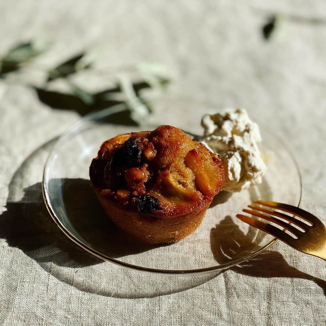 内山理名さんのインスタグラム写真 - (内山理名Instagram)「🍎➕🧁🌿 ・ Homemade cake... 〜Apple cinnamon muffin. ・ ローストした胡桃たっぷり入れてシナモン・カルダモンを少々。アップルシナモンマフィン。一足早くクリスマスを感じる一品に。寒くなるとりんごとスパイスの組み合わせが最高。 ・ コーヒーにはホイップクリームを添えて。甘さ控えめなケーキなのでウィスキーにも合います。 ・ #homemadecake  #applecake  #りんごのマフィン」11月13日 13時19分 - rinauchiyama_official