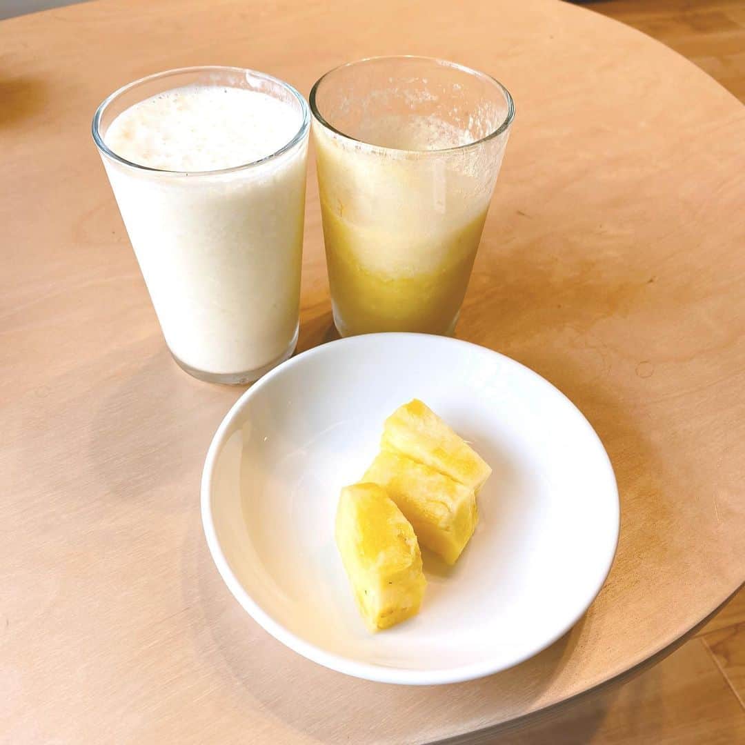 のインスタグラム：「今朝はパイナップルジュースと、バナナパイナップルミルク🤤 飲みたい気持ちが先走り 飲みかけ食べかけの写真(๑•́‧̫•̀๑)  #朝のルーティン #朝の習慣 #朝時間 #朝活 #朝の時間  #フレッシュジュース #果実感 #果物大好き」