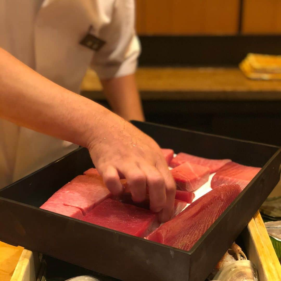 藤川球児さんのインスタグラム写真 - (藤川球児Instagram)「お寿司ランチ🍣 美味しく頂いてます 撮り方が…勉強します🙏 #kyuji22 #お寿司」11月13日 13時37分 - fujikawa_kyuji22