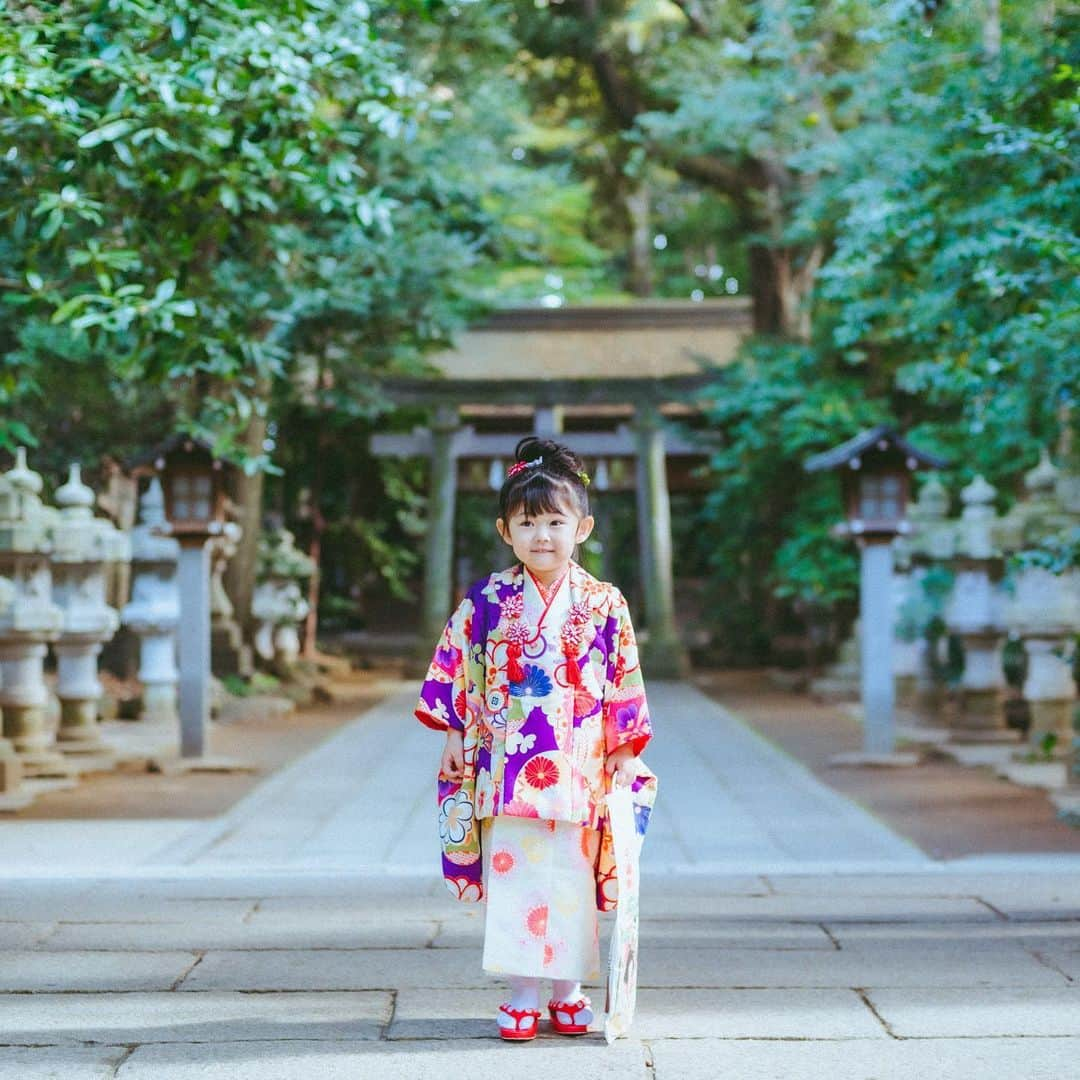 大菅小百合さんのインスタグラム写真 - (大菅小百合Instagram)「お日柄もよき日に七五三のお参りへ行ってききました‼️😆✨ 着物を着る機会は少ないからと思って張り切ってみたものの結構しんどかった💦笑 娘も頑張ってくれて写真に残すことができて嬉しかった📷✨ これまでの無事を祝い、これからの成長と幸せをお願いしてきました⛩ 無事に終わって一安心です😍💕 ・ ・ ・ #視線が揃ってないけれど #いい感じに撮れたと #自己満足 #よき一日 #おめでとう #七五三 #満年齢 #私の着物は両親に買ってもらったもの #鈴乃屋 #娘はレンタル #きものrenca」11月13日 13時32分 - sayuriosuga1027