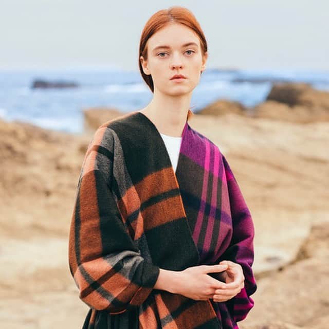 &Premium [&Premium] magazine.さんのインスタグラム写真 - (&Premium [&Premium] magazine.Instagram)「250年の歴史をもつ英国最古のテキスタイルカンパニーから生まれた〈ジョシュア エリス〉。伝統のチェック柄を今のニュアンスでモダンに昇華させた、今季のカシミアマフラー＆ストールを、本誌サイトで。リンクは→@and_premium #PR」11月13日 13時35分 - and_premium