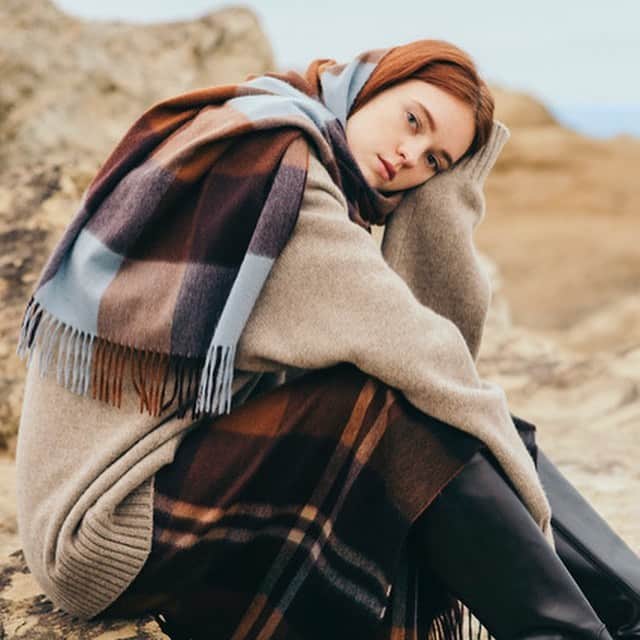 &Premium [&Premium] magazine.さんのインスタグラム写真 - (&Premium [&Premium] magazine.Instagram)「250年の歴史をもつ英国最古のテキスタイルカンパニーから生まれた〈ジョシュア エリス〉。伝統のチェック柄を今のニュアンスでモダンに昇華させた、今季のカシミアマフラー＆ストールを、本誌サイトで。リンクは→@and_premium #PR」11月13日 13時35分 - and_premium