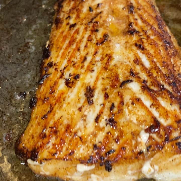ケリスのインスタグラム：「@wildalaskancompany halibut , GOLD MINE BOX Chipotle molasses , pomegranate glaze , jerk roasted veg. Bountyandfull.com it's a lifestyle」