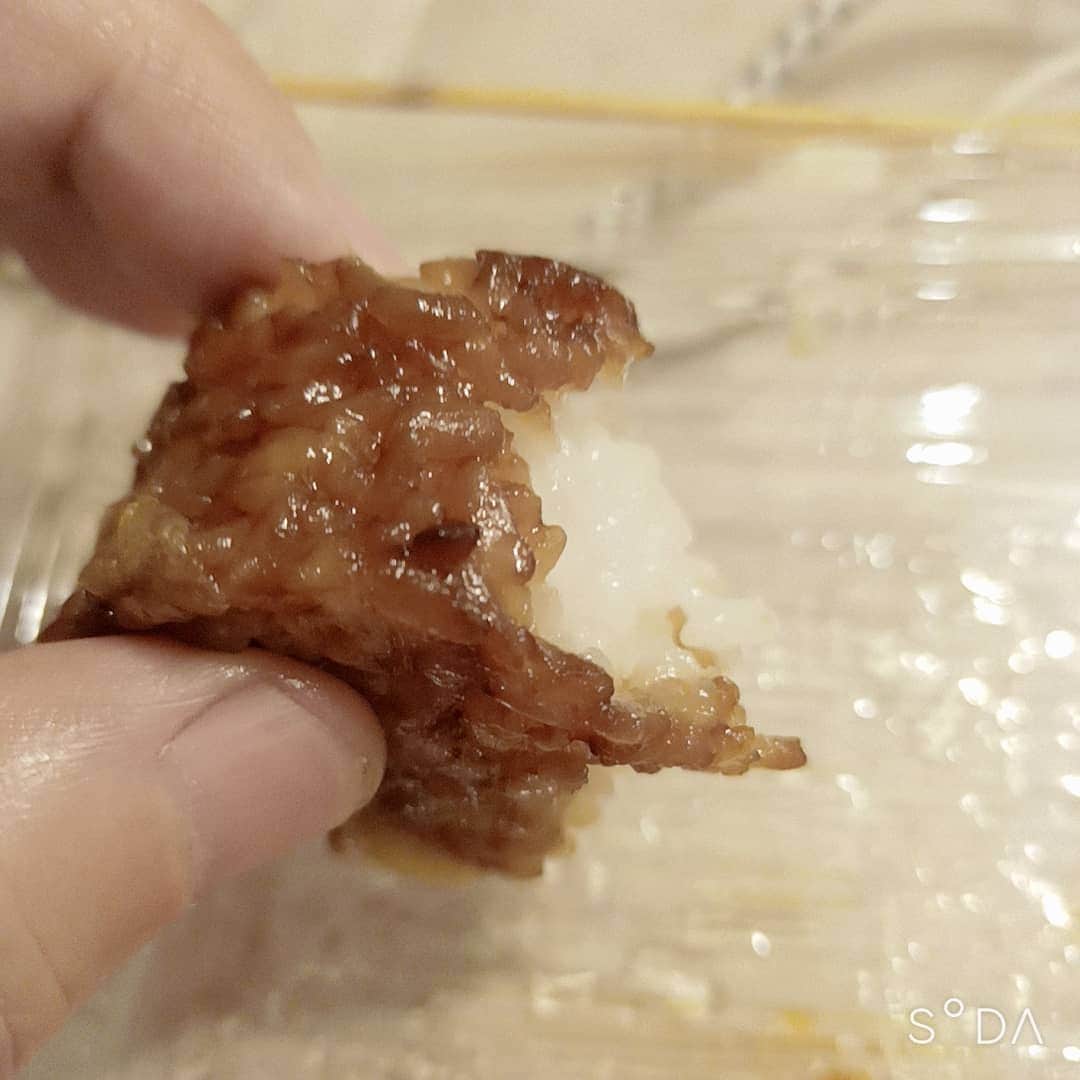 松本隆博のインスタグラム：「。 超久しぶりにコンビニのおにぎり買った。焼きおにぎりと赤飯おにぎりが好きなんだけどさ、ほとんど食べ終わって言うのも何なんだけどさ、気のせいか？いやきっと違うな……… コンビニのおにぎりって、サイズ小さくなってない？(￣^￣ゞ」