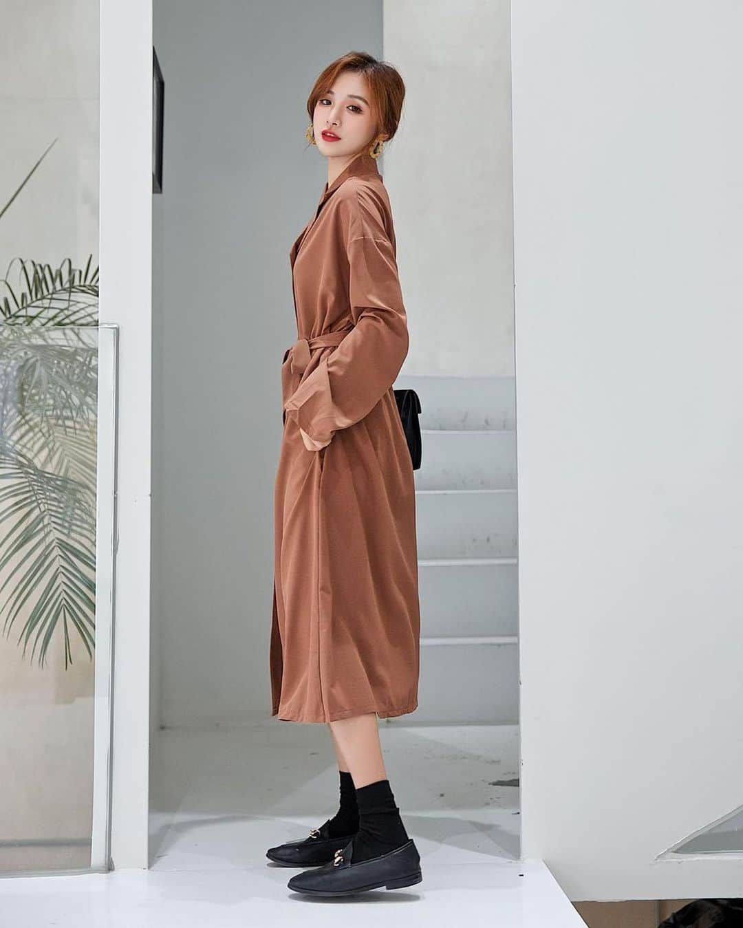 maison de LATIRさんのインスタグラム写真 - (maison de LATIRInstagram)「これ1枚で大人っぽいシャツワンピとしてこなれ感アップの着こなしもできる、ロングシャツ。 柔らかな素材で肌ざわりもよく、程よいフィット感が上品なスタイルを演出してくれます。 さっと羽織るだけで大人カジュアルのアクセントにもなるこれからの季節に重宝するアイテムです。   ↓ご購入はこちらから↓ @maison_de_latir #maison_de_latir #メゾンドラティール #https://shop-list.com/women/brand/maison-de-latir/」11月13日 13時49分 - maison_de_latir
