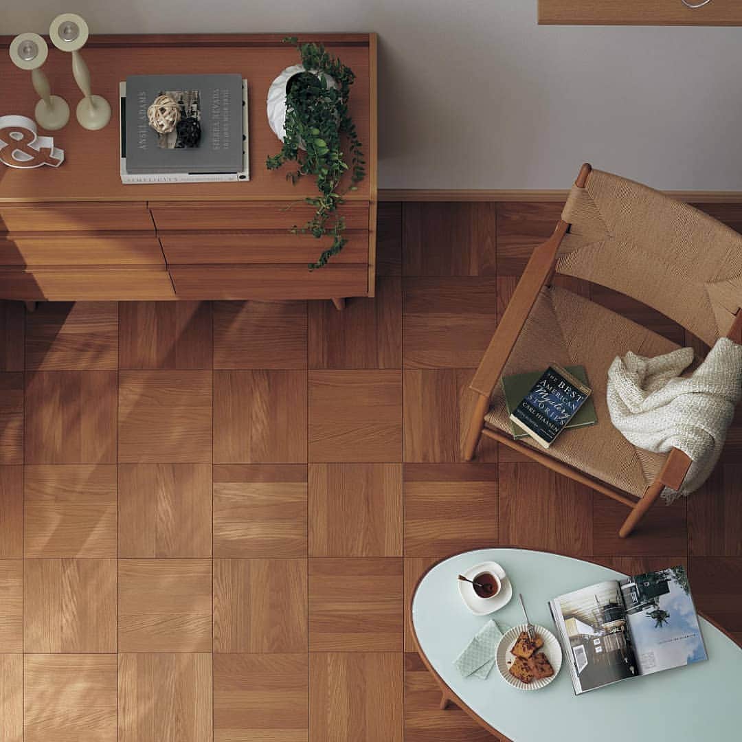 株式会社朝日ホームさんのインスタグラム写真 - (株式会社朝日ホームInstagram)「お部屋のインテリアのベースになるものだから…お気に入りの床を選びたい。  どこか懐かしい雰囲気とクラフト感を感じさせるデザイン、市松模様の木目が美しいパーケットブロックの床。  オークの木目と色味はイギリスや北欧のヴィンテージ家具との相性も良く、温かみのあるナチュラルな空間を演出して暮らしを彩ります。  家を建てる際、床材に限らず住宅建材の選定って数え切れないほどあって… 選べる楽しさにワクワクする反面、後々後悔しないか、自身の判断に自信を持てず悩むお施主様も多いです。  朝日ホームでは経験豊富でセンスの良い有資格者が、お客様目線でアドバイスさせて頂きながら家づくりを進めて参ります。  お客様に寄り添い、お客様に喜んで頂き、住まったその後も長ーくお付き合いしたい。 地元密着の工務店、朝日ホームは今日も頑張っています！  -----------------------------------------  他の写真はこちら → @asahiouchi  いいね！やフォローして頂けるとすごく嬉しいです!😆  -----------------------------------------  資料請求はこちら → @request_as  モデルハウス見学のご予約はこちら  → @asahiouchi2  -----------------------------------------  #朝日ホーム は川崎市多摩区 #登戸 にある地域密着型の #工務店 です。#Panasonic とパートナーシップを結び、#家づくり の技術とテクノストラクチャー 工法の強さ､ パナソニックの先進技術で､お客様に快適・便利に暮らせる#マイホーム をご提案。 #自由設計 の#注文住宅 、#工務店だからつくれる家 をお客様と一緒に作っています😊✨  家づくりにご興味のある方はぜひ、朝日ホームへお気軽にご相談ください👍✨  家づくり無料相談も随時受付中です！ 詳しくは、朝日ホームの公式HPをご覧ください📱😊💻 ▷ https://www.asahi-ouchi.com/ . . . #床 #こだわりの家 #floor #市松模様 #リビング #リビングインテリア #インテリアコーディネート #インテリア好き #家具 #北欧インテリア #住まい #家 #一戸建て #間取り #暮らし #心地よい暮らし #丁寧な暮らし #おしゃれな家 #暮らしを楽しむ #マイホーム計画 #マイホーム計画中の人と繋がりたい」11月13日 13時51分 - asahiouchi