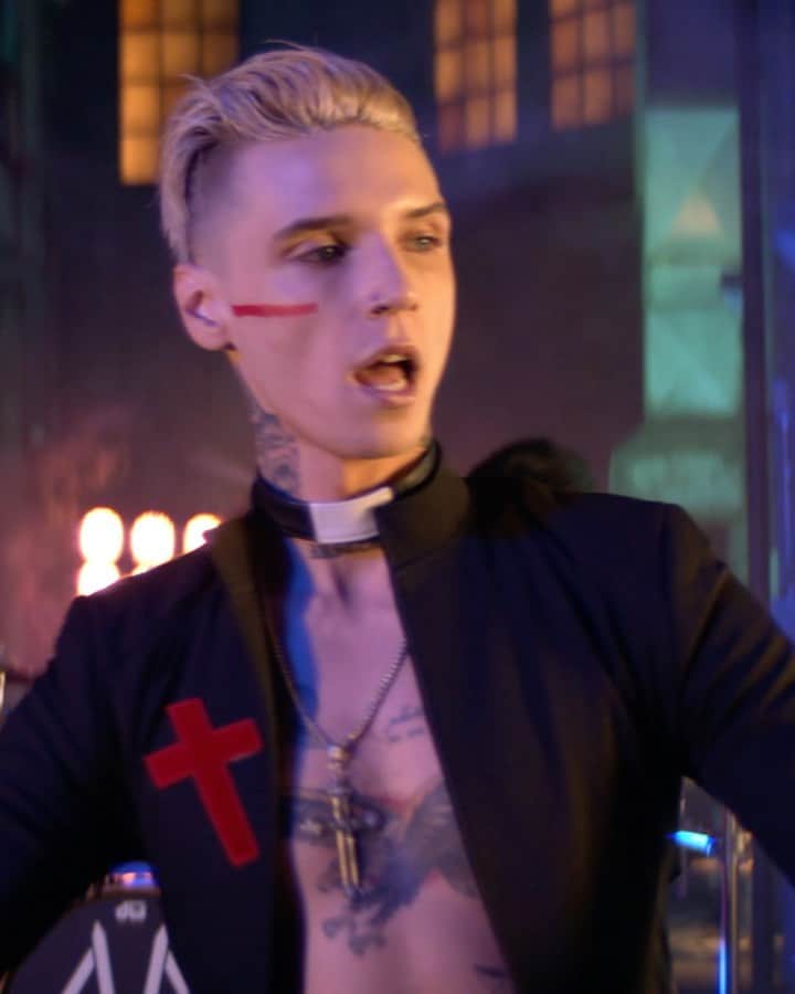 アンディー・ビアーザックのインスタグラム：「“SCARLET CROSS” OFFICIAL MUSIC VIDEO OUT NOW! LINK IN BIO @blackveilbrides #jointhephantomtomorrow」