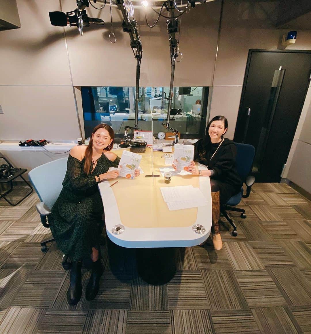 ケリーのインスタグラム：「アンさんのラジオ番組J-WAVE 「VOLVO CROSSING LOUNGE」 今日の23:30-24:00に出演します！ ・ アプリのradikoでも聞けるんで 皆さん、是非聞いてください😉 ・ I’ll be on @ahnmikaofficial radio’s broadcast  J-WAVE「VOLVO CROSSING LOUNGE」 from 23:30-24:00😉 ・ Don’t miss it!!!🙌 ・ #jwave#radio#volvocrossinglounge  #kellysrecipebitoremeshi」