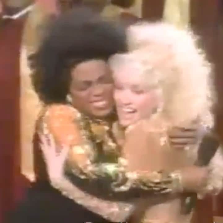 オプラ・ウィンフリーのインスタグラム：「To her millions of fans, @dollyparton is a national treasure. She’s sang, acted, and even had ME singing on national television. She’s written over three thousand songs that make you cry, challenge your cheating man, or inspire faith in you. On this episode of @theoprahconversation, Dolly joins me as we look back at her personal music that’s beloved by generations and helps us look forward to her hopeful view of what life after the pandemic will look like. Tap the link in my bio to watch it now on @appletv+ #TheOprahConversation」
