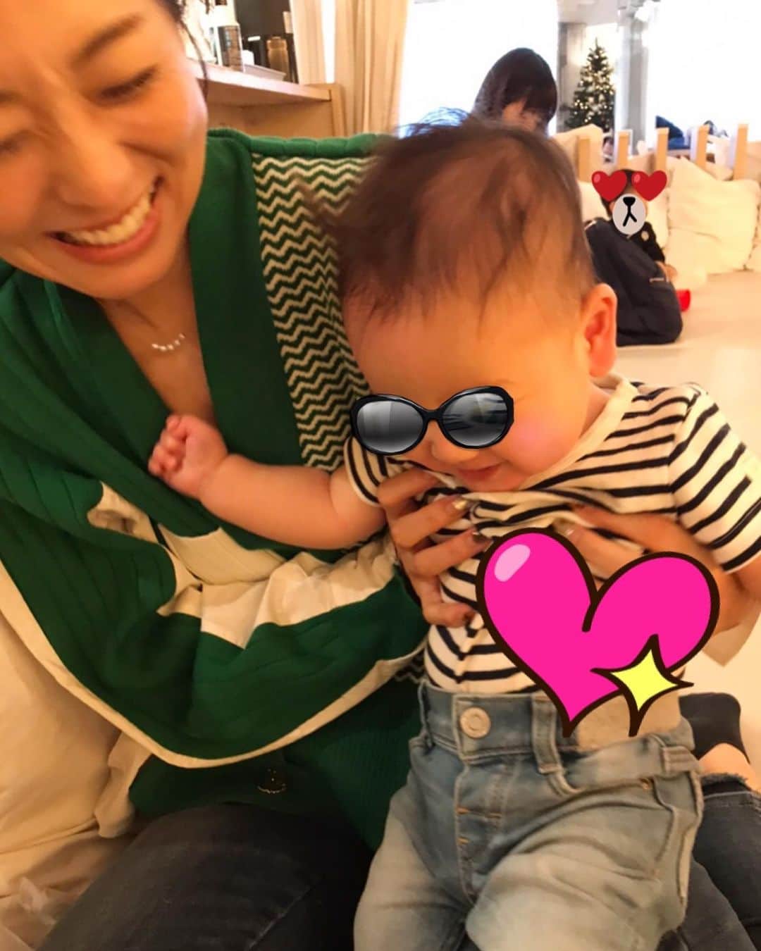 のインスタグラム：「ぷにぷにのふにゃふにゃなかわい子ちゃんとやっとご対面🥺✨ はぁ〜ん💓たまらん。 大好きな瑠璃亜の天使ちゃん👼 最高の癒しをありがとう💛  るりと知り合って10年くらい。 色んなことを知ってるからこそ、 この日は特に嬉しさと幸せでいっぱいになった☺️ #天使ちゃん #baby #可愛い天使 #おばちゃんを癒してくれてありがとう #10年くらいの仲 #最高 #bestfriend #happy」