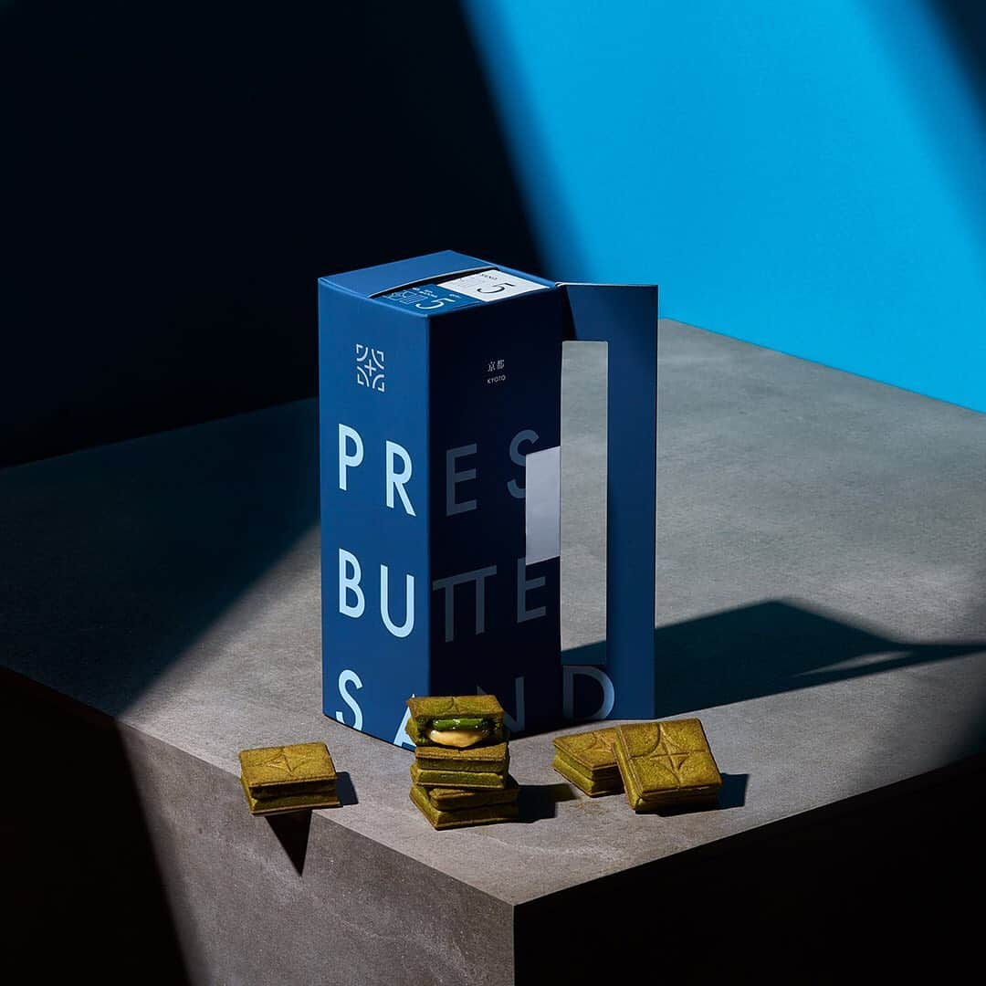 PRESS BUTTER SANDさんのインスタグラム写真 - (PRESS BUTTER SANDInstagram)「【京都限定】「バターサンド2種セット〈宇治抹茶〉京都」 PRESS BUTTER SANDの京都駅店では、定番のバターサンドと「バターサンド〈宇治抹茶〉」の2種を組み合わせたセットをご購入いただけます。京都限定のデザインは、落ち着いたブルーのスリーブに箔押しされた「京都 KYOTO」の文字がきらりと光ります。  《バターサンド2種セット内容》  □ バターサンド〈宇治抹茶〉  爽やかな宇治抹茶の苦味と香りがバターのコクを引き立てる、和の味わいをご堪能いただけます。  □ バターサンド  ブランド誕生から愛されている2層仕立ての「バターサンド」。サクサク食感のクッキーに、濃厚なバタークリームと口どけのよいバターキャラメルを挟み込みました。  【商品概要】 ■「バターサンド2種セット〈宇治抹茶〉京都」¥2,350（税込） 販売店舗：PRESS BUTTER SAND 京都駅店  ▼詳しくはこちらより https://buttersand.com/news/new_yakitate2020 . . #プレスバターサンド #pressbuttersand #バターサンド #キャラメル #クッキー #バター #手土産 #お土産 #おみやげ #ギフト #パッケージデザイン #ギフト #お菓子 #焼き菓子 #sweets #スイーツ ﻿ #ご褒美スイーツ﻿ #スイーツ好き ﻿ #スイーツ部 #おうちカフェ #抹茶スイーツ #京都限定 #地域限定」11月13日 14時01分 - pressbuttersand