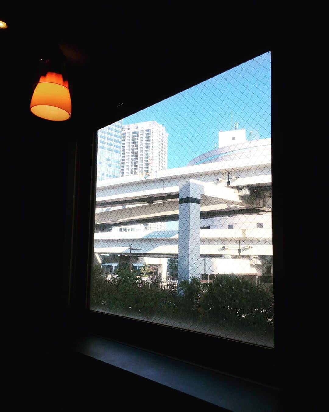猫沢エミさんのインスタグラム写真 - (猫沢エミInstagram)「気づいたら、横浜にいるのよ。  はー…青空、めちゃめちゃリラックスする。  これから坂本美雨ちゃんも出演する《星の王子さま》🤴の舞台を観ます。  とても、とても楽しみ！   #東京下町時間」11月13日 14時13分 - necozawaemi