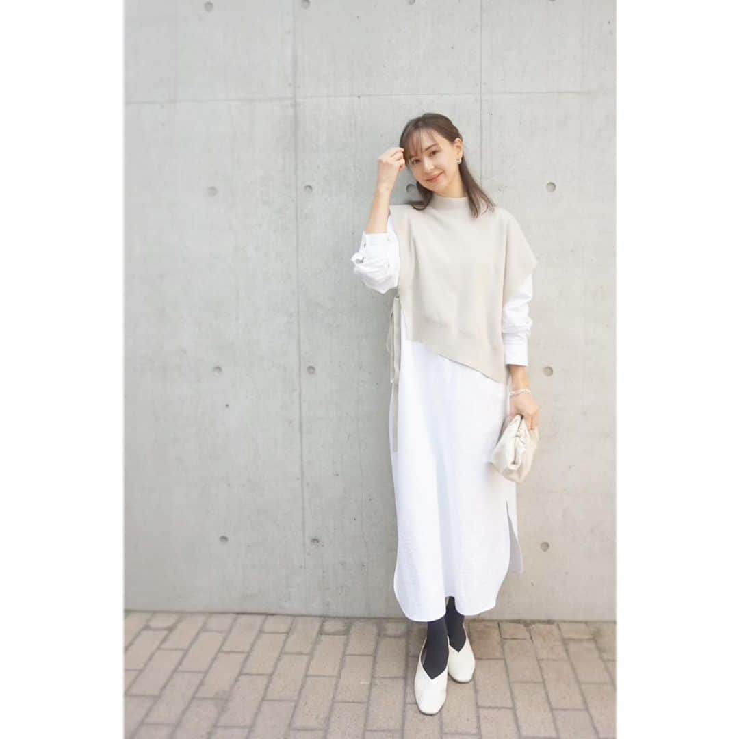 乙黒えりのインスタグラム：「癒し  今日はKINSで赤ちゃんの撮影でした。 かわいいかわいい癒される💕 癒しの充電完了🔋💕 ママっぽい感じのコーデで。  #knit @snidel_official  #op @blanc_official.jp  #shoes @kobe_lettuce   #赤ちゃんってかわいい #幸せホルモン #ママコーデ#ニットベスト#シャツレイヤード#スクエアフラットシューズ#ママファッション#赤ちゃん#babymama#外寒いからタイツです #ootd #fashion#coodinate#onepiece」