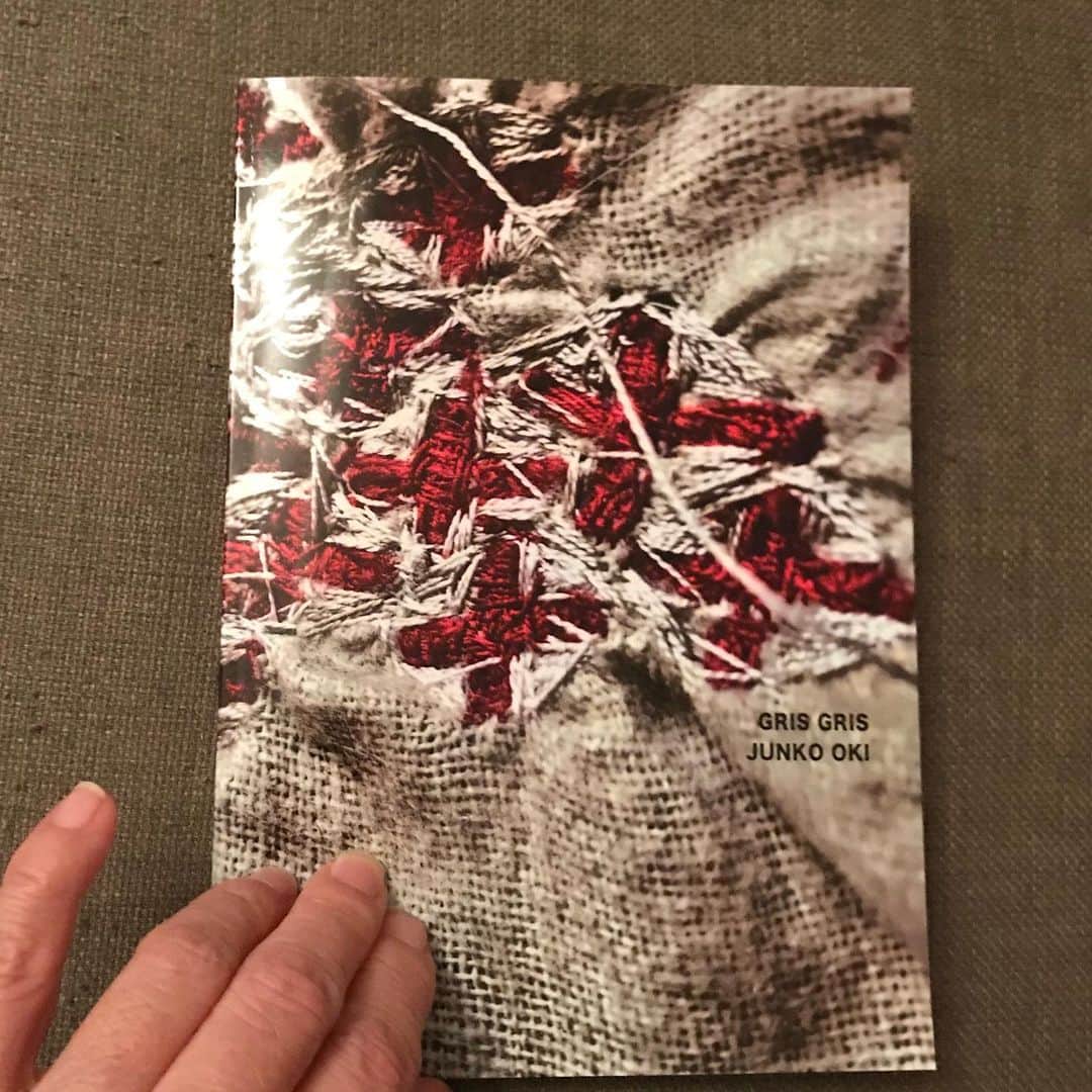 光野桃のインスタグラム：「刺繍による美術作品を制作する美術家、沖潤子さんの、もう一つの作品群「GRIS GRIS」(グリグリ)。 2014年から今日までの作品を集めた自作の本が誕生しました。 ・ グリグリとは、アフリカ先住民のおまもりのこと。 ページから飛び出してくるかのような迫力あるグリグリの数々は、 アラブの遺跡から出土したような、アフリカの密林の洞窟の奥に置かれていたような、時空を超えた力を感じさせます。 巻末に置かれた小さな手書き文字のエッセイも、素敵。 沖さんの、温かく清らかな祈りが伝わってきます。 ・ 本の購入やお問い合わせは沖さんのHPから。　ダイアリーのページをご覧ください。 https://www.junkooki.com  #junkooki #沖潤子 #grisgris」