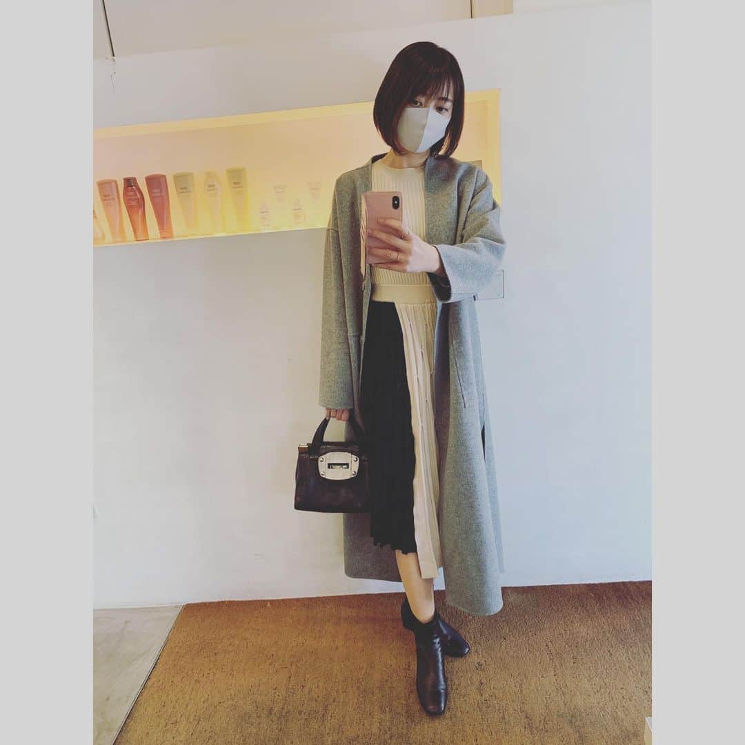 飯田圭織さんのインスタグラム写真 - (飯田圭織Instagram)「こんにちは😃 ファッションを載せてみますね🧥 秋冬はモノトーンが多くなります。 グレーコートは今年購入した物です。 ブラックのミュウミュウのバックは10年くらい前に購入した物。 近頃はワンピースが好きでよく着ています🌟  #今日のコーデ  #モノトーンコーデ  #ワンピース  #ショートブーツ  #ミュウミュウ  #ファッションコーデ は少し照れる #年下 の方から載せてくださいとアドバイス。ありがとう😊」11月13日 14時11分 - iidakaori.official