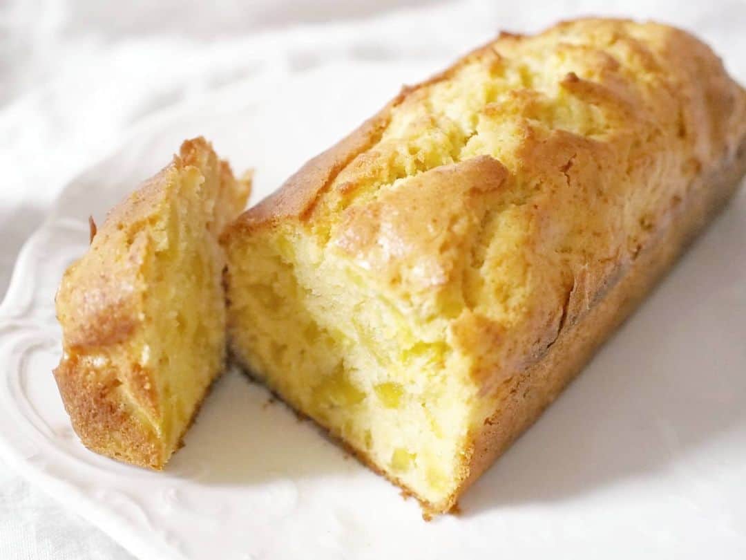 酒井千佳さんのインスタグラム写真 - (酒井千佳Instagram)「* いただきもののさつまいもで さつまいも祭り中の パウンドケーキ。  レンチンしたさつまいもで バターが溶けるから バターを常温に戻して 砂糖とすりまぜる必要がありません。  さつまいもと バターと砂糖と卵と薄力粉と ベーキングパウダーを 混ぜて焼くだけの 簡単レシピ。  ちょっとだけ切って食べよー がエンドレスなやつ。  #さつまいもレシピ #さつまいもパウンドケーキ #簡単パウンドケーキ #パウンドケーキレシピ #ケーキ作り #さかいさんちのごはん #暮らしにゆとりを」11月13日 14時21分 - sakaichikaaaa