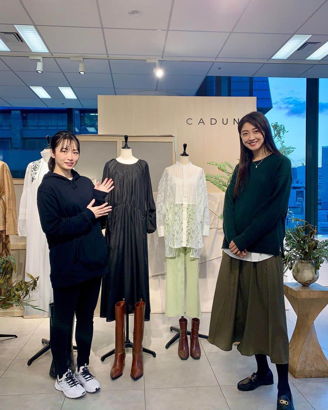のインスタグラム：「_  今回楽しみにしていたブランド♡ @cadune_official   ブランドのテーマやデザイン・カラーまで ドンピシャででした🌕🤍  #arpegestory  #cadune  #アルページュストーリー  #カデュネ #2021ss #展示会  ドンピシャって古い？笑」