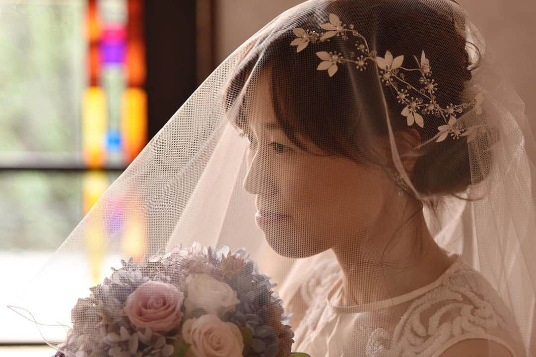 di grado dolce津のインスタグラム：「@dolce_tsu_heiankaku﻿ ﻿ ﻿ 白いベールは悪魔から身を守ると意味がございます。  結婚式当日はどうか、お母様から#ベールダウンセレモニー にてお支度をしてあげてください👰 ﻿ ﻿ ﻿ 👉お問い合わせは、TEL 0120ｰ4122ｰ07﻿ 👉他のフェアを見たい方は、プロフィール欄のリンクより﻿ 👉またネット検索｢ディ・グラード・ドルチェ津｣﻿ ﻿ ぜひ#ディグラードドルチェ津 へお越しください。﻿ ﻿ ﻿ ﻿ ﻿ 🌱おすすめブライダルフェアはこちら🌱﻿ ﻿ 【挙式イメージ再現】ドレス着用◎階段入場リハーサルフェア﻿ ﻿ 👰🏻ドレス試着体験フェア🤵🏻 ﻿ 実際にウエディングドレスを試着して、披露宴会場にて階段入場体験できます👠﻿ 当日のイメージができる+衣裳試着ができる欲張りフェア👗﻿ ﻿ おふたりの「来てよかった」が見つかる、﻿ はじめての見学にはピッタリの式場フェア⭐﻿ ﻿ ◆日程◆11月🌙﻿ 14(Sat)15(Sun)﻿ 21(Sat)22(Sun)﻿ 28(Sat)29(Sun)﻿ ﻿ ◆時間◆（3部制・要予約・無料）﻿ 第1部　9：30～12：30﻿ 第2部　10：00～13：00﻿ 第3部　11：00～14：00﻿ ﻿ ■相談会■﻿ おふたりの気になる、わからない、不安なこと解決💡﻿ やりたいことなどイメージがふくらむようご提案﻿ ﻿ ■お見積り■﻿ おふたりが挙げたい結婚式にどれくらい費用がかかるかわかりやすくご案内📄﻿ ﻿ ■会場見学■﻿ 1日1組貸切のウエディングステージもじっくりと体感！﻿ 煌く光と水の流れが心地よいスカイチャペル💒﻿ 温かみと厳かさの風合いが人気のクラシカルチャペル﻿ 白の御影石が映えわたる神殿🌿﻿ ドルチェ津の魅力がつまった1日1組貸切のウエディングステージを確認﻿ ﻿ ﻿ ﻿ #ドルチェ津﻿ #ディグラードドルチェ津  #ウエディング﻿ #結婚式﻿ #結婚﻿ #プレ花嫁﻿ #プレ花嫁卒業﻿ #卒花嫁﻿ #2020春婚﻿ #三重のプレ花嫁さんと繋がりたい﻿ #チャペル挙式﻿ #試着フェア﻿ #三重試着フェア﻿ #wedding﻿ #photo﻿ #weddingphoto﻿ #photowedding ﻿ #instawedding﻿ #instaphoto」