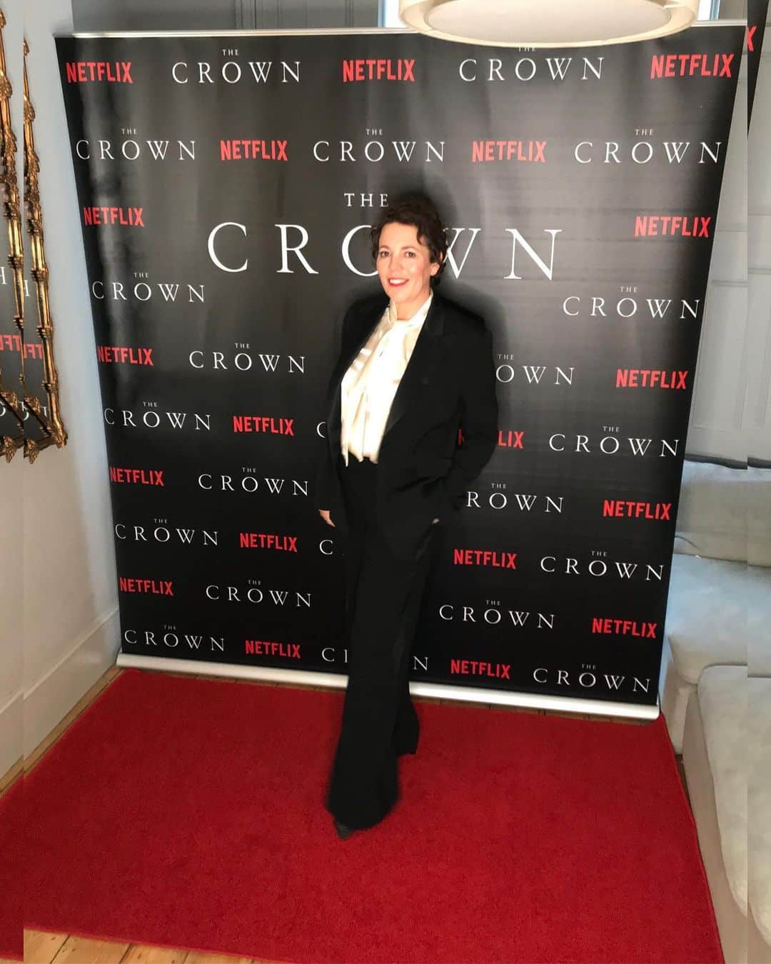 Just Jaredさんのインスタグラム写真 - (Just JaredInstagram)「Helena Bonham Carter wore an actual crown for the lockdown premiere of #TheCrown. She, Olivia Colman, Emma Corrin and many of their costars put on a red carpet from their own homes!  #helenabonhamcarter  #oliviacolman  #emmacorrin  #netflix Photos: Netflix」11月13日 14時22分 - justjared