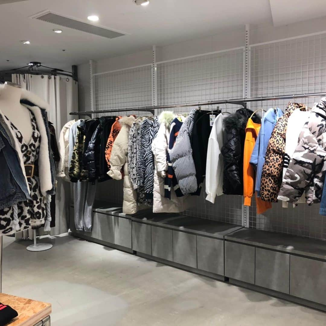 YUJI_MATSUDA_KUNさんのインスタグラム写真 - (YUJI_MATSUDA_KUNInstagram)「【本日POP UP SHOP OPEN】  西日本のみなさまお待たせしました！  大阪のHEP FIVEに8467ちゃんが1日店長として来店！  ななちゃんが服を選んでくれたり、ノベルティやツーショットの特典ももりだくさんで準備中です♪  詳細を確認して、スケジュールを空けておいてくださいね🥥  HEP FIVE 来店イベントに関して  【8467ちゃん1日店長】  ＊POP UP SHOP期間 11/13（金）〜11/17（火）  ＊来店イベント 11/15（日）13:00〜18:00  ＊特典内容:  ・8467ちゃんが接客&コーディネートを行います  ・税込5,500円以上ご購入のお客様 ①2ショット（お客様のスマホ等で撮影出来ます） ②8467ちゃんサイン入りフライヤープレゼント  ＊来店イベント特典に関する注意事項  ・例えば税込11,000円ご購入されたお客様は特典を2回分受ける事ができます。  ・11/15（日）の特典会にご都合が悪くお越しいただけないお客様には、サイン入りオリジナルポスター（A2サイズ）を代わりにプレゼントさせていただきます。  ＊ノベルティフェア 11/16（月）〜17（火） ・上記期間中に税込5,500円以上ご購入のお客様に下記プレゼントをさせていただきます。 ①8467ちゃんサイン入りマスク ②8467ちゃんサイン入りフライヤー  【注意事項】  ＊混雑時には十分な接客&コーディネートが行えない事がございます。  ＊コロナ対策につきまして ・マスクの着用を必ずお願いいたします。 ・検温にご協力ください ・8467ちゃんとの接触はご遠慮願います」11月13日 14時19分 - _yuji_matsuda