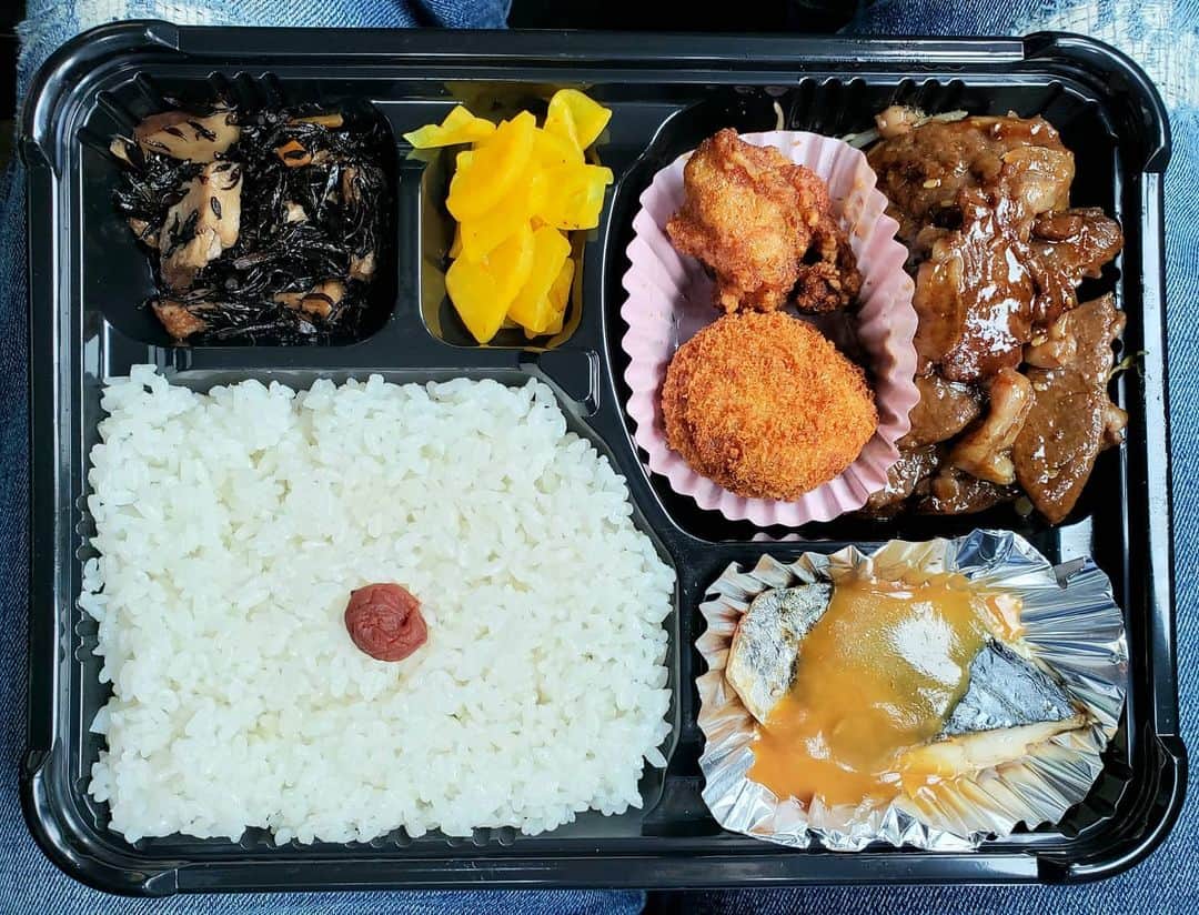 布川敏和さんのインスタグラム写真 - (布川敏和Instagram)「〝本日の昼飯〟 ミックス弁当～🍱=ヽ(๑´ڡ`๑)」11月13日 14時31分 - fukawatoshikazu