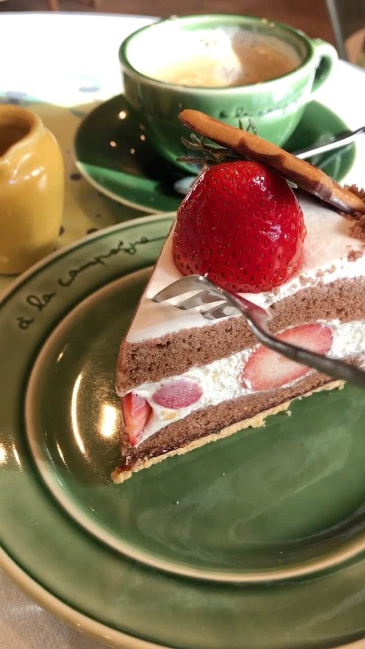のインスタグラム：「苺美味しい！チョコ美味しい！ 最近食べるのが楽しくて(最近？😂) 撮りたくなるね！  @alac  #苺スイーツ #チョコレートケーキ  #グルメ好きな人と繋がりたい #グルメ #japanesefood #japanesesweets #foodstagram #foodreels #foodie」
