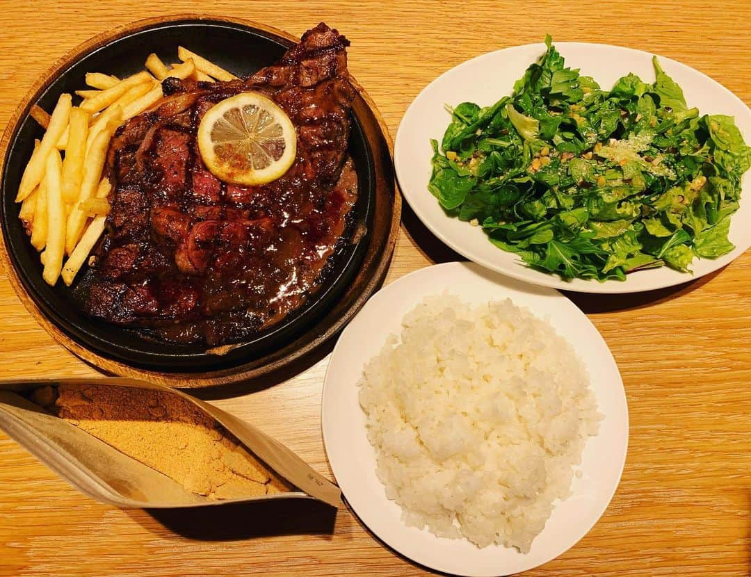 宇徳敬子のインスタグラム：「ファイティンな1日には🥰  #ステーキランチ  #お肉 #大好き 🥩 #エナジーチャージ #power #foodstagram  #foodporn  #foodie  #salada  #サラダ もね😄🥗☀️ お肉食べてパワフルに🤞 #ハッピーポイントアップ #ランチ #ランチタイム  #lunch #lunchtime #mtg  #ハッピー に過ごしたいですね😊💕 皆さまもご自愛くださいませ💖 命を大切に💘 #感謝🙏  #ありがとうございます  #宇徳敬子 @utoku_keiko  p.s...そうそう流石ですね😅 書き忘れましたが💦 #corona という まさにこの時期には 血液蘇り若返りを目指して✨🌈 大変、お待たせ致しました〜🙇🏻‍♀️ 皆さまと健やかな幸せを豊かに🥰 #UKミラクルパウダー　 #organicfood  #ミラクルパウダー　 まもなく#リニューアルオープン しますね❣️ #健幸美活しよう😊✨💕」