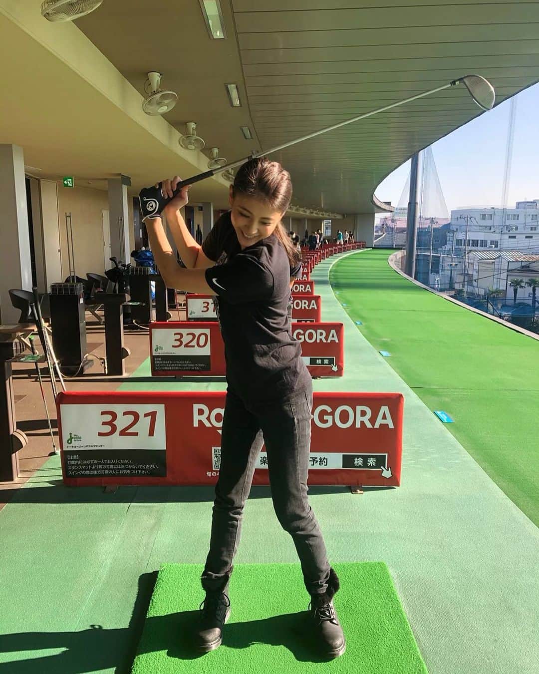 源崎トモエのインスタグラム：「先日打ちっぱなしに行ってきたよ〜🏌️‍♀️ ゴルフはやっぱり難しい🥺 . #ゴルフ #golf #ゴルフスイング #golfswing  #上手くなる日はくるのかな」