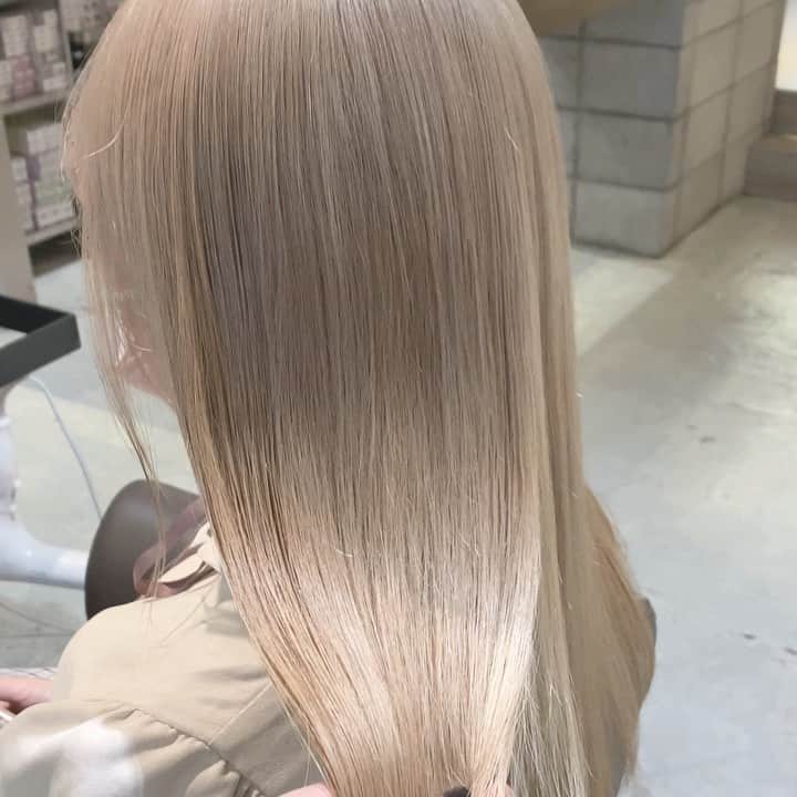 Beleza_official_instagramのインスタグラム：「ブリーチ3回 . ブロンドカラー☺︎ .  ブリーチは誰に任せるかで仕上がりが全く違います。 .  絶対に失敗したくない方は是非指名予約をおすすめします！！ . 僕だけのオリジナルレシピとマル秘テクニックで艶々サラサラハイトーンにします！！」