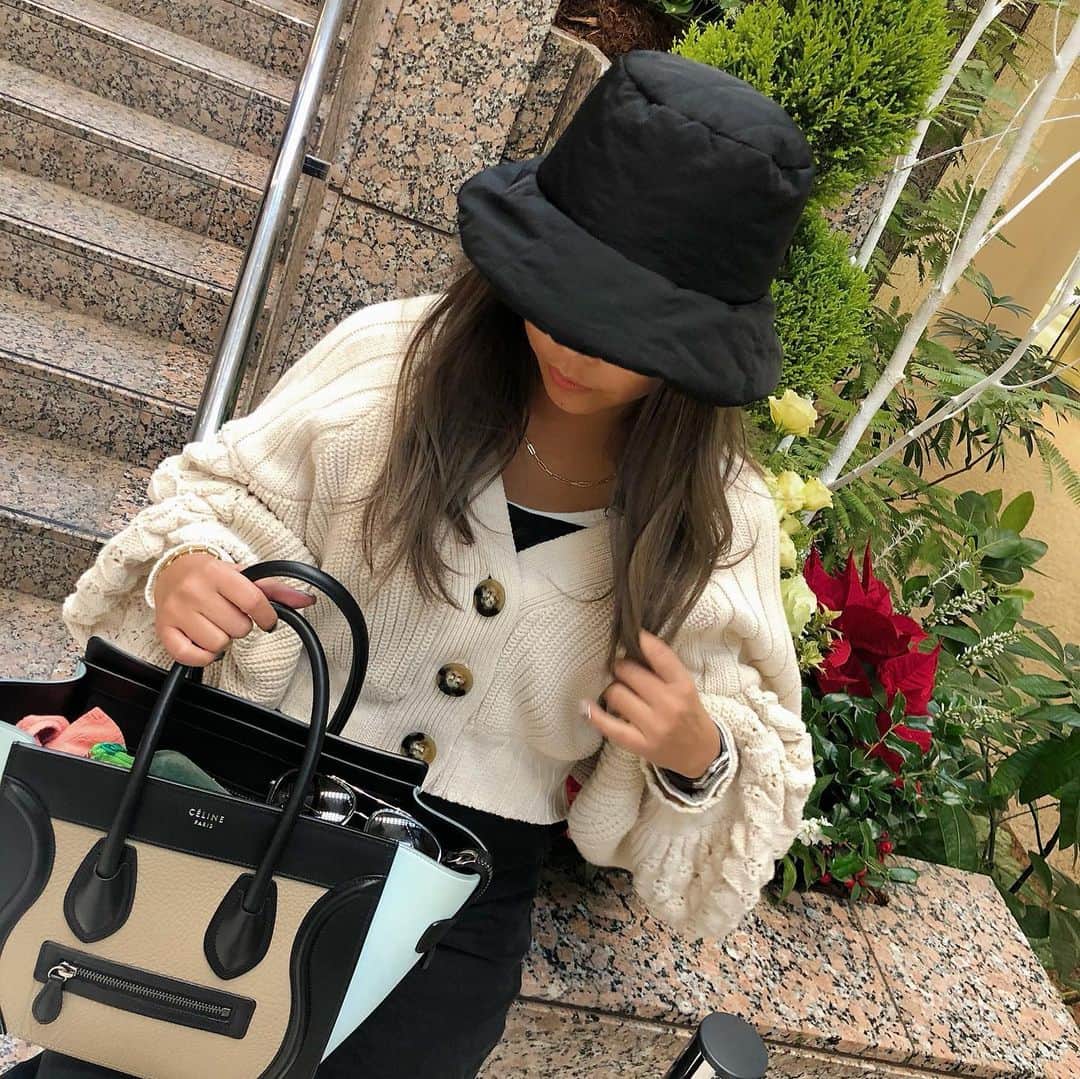 ETSUKOのインスタグラム：「バケハ⛑ 欲しかったけど小学生にならないのが中々見つからずだったんだけど　笑 まさかの#zara で2990円🖤 キルティングで軽いし畳んでもシワにならないよ😙  bagの中身がぐちゃぐちゃですみませぬ😱😱😱  もう🎄ツリー🎄がありました。 早いですねー1年って😅」