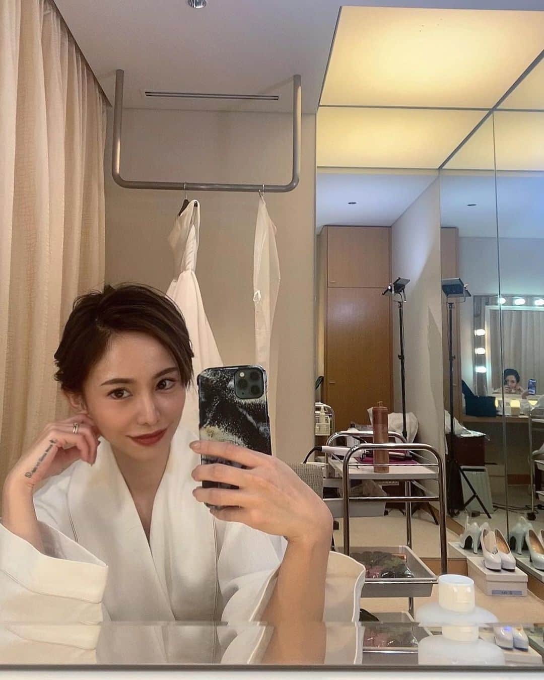 宮本沙恵のインスタグラム：「前撮り無事終了🤎 この写真はまだ前髪仕上がってない🤣 . ヘアメイク @hatsukoendo_hairmakeup @hatsuko_endo  #前撮り#ヘアメイク#ブライダルへア」