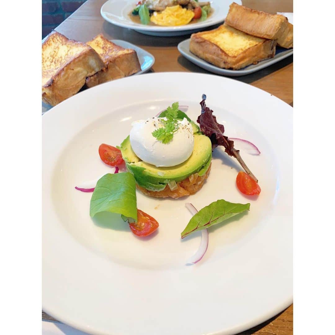 乙黒えりのインスタグラム：「フレンチトースト❤︎  マーサーブランチのフレンチトースト美味❤︎  家でも食べたくなっちゃった！ #カフェ#フレンチトースト#ランチ#サーモンタルタル#マーサーブランチ @mercer_brunch_terrace_house_t」