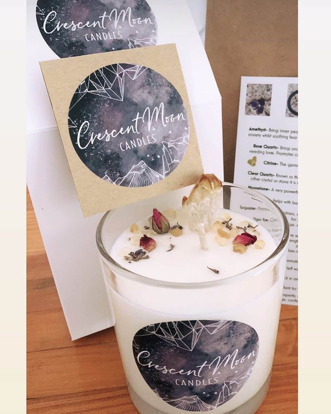 シャーニ・ヴィンソンのインスタグラム：「These crescent moon candles will change your life! You can personally customise your order to create the beneficial crystal and stone energies you wish to receive. This one is vanilla caramel with a citrine crystal for abundance and prosperity. It smells so good I could eat it! 🕯🌙 @crescentmooncandles   #soywax #candles #citrine #crystal #abundance #prosperity #energyhealing #handmade #customcandles」