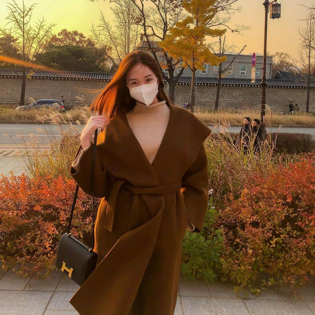 イユエリンさんのインスタグラム写真 - (イユエリンInstagram)「갑자기 더워져서 당황스럽지만 세일러 코트는 업데이트 되었지요🤭🍂」11月13日 14時45分 - leehyemin0503