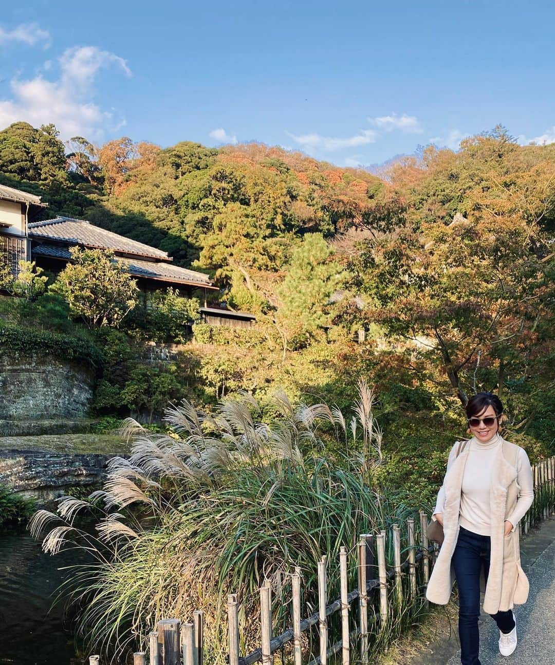 Hiroe Hiranoさんのインスタグラム写真 - (Hiroe HiranoInstagram)「北鎌倉へ🍁﻿ 葉山に拠点を移してから﻿ よく行く好きなエリアの一つ。﻿ ﻿ 2020年は、気付かされることが﻿ 多くありました。﻿改めて日本の良さを、 ﻿新しいフィルターを通して気づくことも💎﻿ ﻿ 昨年夏に結婚をし、﻿その日に散策したのが北鎌倉。 ﻿ 思い出の大切な地です🌱﻿ ﻿ そこからスタートした御朱印は、﻿ なんと3冊目がおわろうとしています✨☺️﻿ 日本全国の神社やお寺をピン📍つけてて マニアックなところも沢山🗾😂 それぞれ8万ほどあるそうです。 私ではなく、相方さんね。w ﻿ 陰と陽の奥深さのある日本🇯🇵  紅葉がとても美しく、﻿ 今月後半が見頃かなーと思います。﻿ 来週も鎌倉に行こう🌈﻿ ﻿ #紅葉　#日本　#北鎌倉﻿ #japan #autumn #autumnvibes🍁 #kamakura ﻿」11月13日 14時46分 - hiroe_hirano