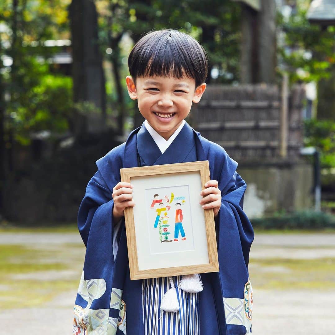 Boojilのインスタグラム：「先週末、長男、歓の七五三を石神井氷川神社で祝いました🌞渋めのシンプルな紺色袴を選びました。  あんなに小さかった赤ちゃんが気づけば5歳。大病もなく健康に育ってくれたことが嬉しく、毎日笑顔で過ごしてくれるだけでありがたい。  これ以上望むことなんてないなぁと思います。  毎日楽しい？という質問に「楽しいよ！」と答えてくれる。こどもの存在の素晴らしさを感じます🌷  歓の誕生、成長は、わたしにとって自分たち夫婦が生きた証だと思っています。  息子なくしては、いまのわたしたちはいないし、こんなに努力できたのもこどもたちがいたからこそ強くなれたんだと思っています。  5年前、彼が産まれてから会社を辞め、自営業になった夫。息子の誕生日が来るたび、夫の独立年数も歳は重なるわけです。  今まで本当に本当にいろんなことがありましたが、それでもいつも前を向いて自分たちがどうありたいか、夢を語り合える夫婦でいられること、こどもたちの幸せを願えることが自分たちの幸せなんだと思います。  わたしは絵描きで、夫はお店づくり、奮闘しながらも「生きている」と感じながら日々過ごせています🌞  お祝いに愛する息子に絵を贈りました🖼喜んでくれたようで嬉しい。  自然の恵みを受け歓び溢れる人生になりますように。家族4人仲良く過ごせますように🌷歓、という名前にして良かったと思っています。  七五三の写真はカメラマンの神ノ川智早ちゃんにお願いしました🌞 @chihayak  ありがとう〜🙏  お祝いは東京おかっぱちゃんハウスで両親を招いて過ごしました。美味しいお食事は、高円寺のitomaさんに依頼しました〜。 @itoma_morningandnight   いつも私たち家族を支えてくださる皆様に感謝しています🌞これからも息子共々よいお付き合いをお願いいたします〜🌷  #七五三 #七五三撮影  #石神井公園　#石神井　#氷川神社 #七五三着物  #5歳　#名前　#命名書 #歓び　#歓　#袴」
