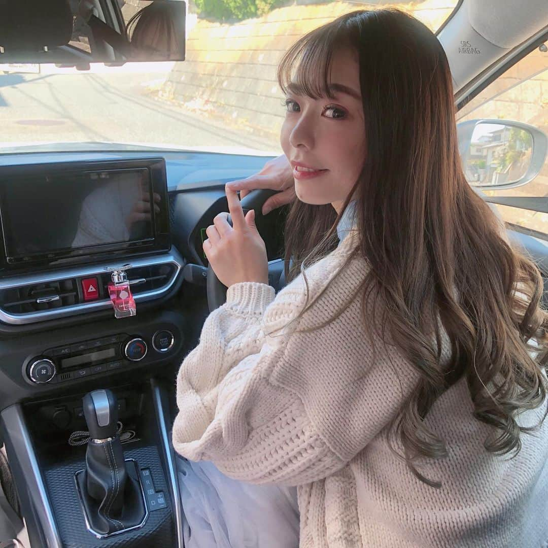 神崎美羽のインスタグラム：「久しぶりにドライブ🚗  これからはお仕事で車乗ることおおくなりそうだから、慣れておこっかなっと。  先日のGTB CUPでご協賛いただいたsamourai womanのカーフレグランスをつけてみました✨  ローズっぽい香り🌹 好きな香りー ピンクのボトルがかわいい💕  #samourai #samouraiwoman #carfragrance #drive #pink #gtbirdies #GOLFTODAY #GOLF」