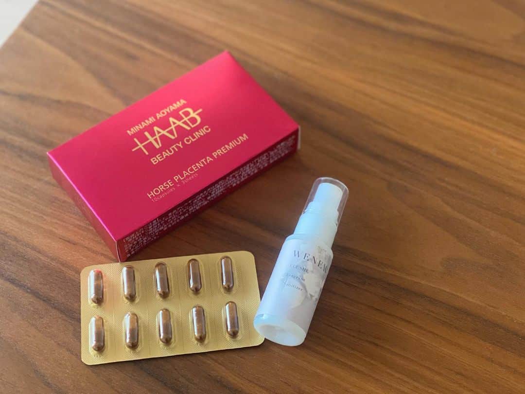 のインスタグラム：「紫外線、大気汚染、PM2.5、コロナウイルス、ストレスなど、環境の外的要因から 自らを守る健やかさがなければ、美しさが叶わない時代になってきました。  スキンケアだけでなく自分自身の〝免疫力〟  そして、様々な環境からのストレスに負けない〝心〟のケアをしていくかが、また美しさや健康を保つキーワードになっていると感じています。  風邪やストレスに負けない体作りに数年間力を入れてきましたが、コロナの影響で今まで通りのトレーニングができないこともあり、筋力が落ちて体温が低下しないよう馬プラセンタサプリを始めました。  もともとサプリを何個も飲み続けるのが苦手でしたが、冬の間はどうしても免疫が落ちやすいので、寒い時期だけ飲み続けることに✨  私ももちろんブレアのスタッフは全員36.7度以上の体温をキープできています！ 運動していなくて35度代だったスタッフが36.7度まで体温が上がったのも驚き。  冷え性や低体温の方、風邪をひきやすいかたは、インナーケアをしていただくことをお勧めします！ お肌やお肌の修復、エイジングケアにも効果があります。  そして、毎日持ち歩いている除菌ミスト。 @eleshe.wenew  銀イオン水が主成分で、抗コロナはもちろん花粉やPM2.5などほぼ全ての病原菌に対応していて、マスクにかけるとコーティングできることで花粉やウイルスから守ることができます。 なんと言っても香りがよくてムスク パチュリ、アンバー、ミュゲ、ローズなど、優雅で女性的な魅力を演出してくれるような素敵な香りで、  また、明るい気持ちになれたり、精神的な安定をする効果もあり、除菌だけでなく〝心〟のリフレッシュにも✨  直接ミストのようにお顔の保湿や抗菌効果、ルームミスト、ファブリックミスト、デリケートケア、ニキビケアとしても使えます。 （お子様も安全につかえます） 容器も小さいのでポーチにいれて毎日持ち歩けるところも○  「心・からだ・肌」のバランスを整え、様々なウイルスや環境汚染に負けない不屈な美しさを。  #インナーケア #馬プラセンタ #除菌ミスト #HAAB #ELESHE」