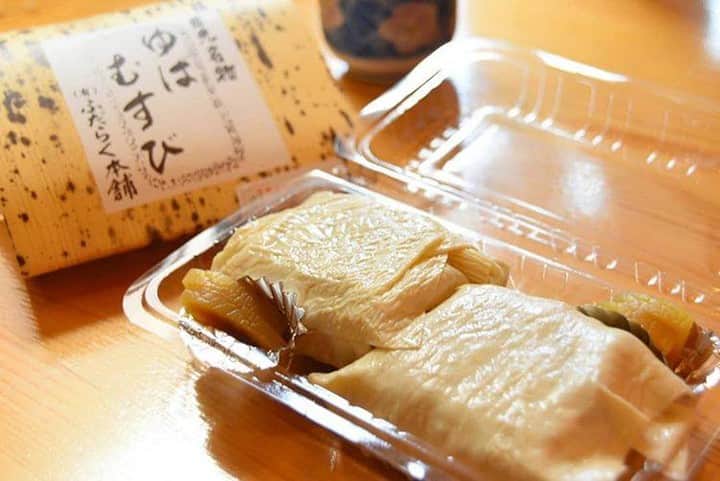 のインスタグラム：「. . 🚩Nikko Fudaraku Honpo - Nikko, Tochigi . . [Introducing Nikko's specialty Yuba Musubi!] . Fudaraku Honpo, an old-established Japanese sweet shop in Nikko, offers Yuba-musubi (rice ball with the skin of tofu, a specialty of Nikko). Rice balls are usually wrapped in seaweed, but Fudaraku Honpo wraps its rice in yuba, a specialty of Nikko. Only 50 packs of Yuba-musubi are available a day, and only as take-out, as semi-fresh yuba is used. Please stop by when you come to Nikko. *Yuba-musubi may be sold out as they are popular.  Address: 1935-1 Hanaishi-cho, Nikko City, Tochigi Prefecture Opening hours: 8:30 am - 05:00 pm (Irregular holidays) Nearest bus stop: Tobu Bus 'Rengeishi Bus Stop' When you travel to Nikko, it's convenient and reasonable to use the NIKKO PASS. . Photo by @ikuramakiikura and @ccna.to . . #visituslater #stayinspired #nexttripdestination . . . #tochigi #nikko #nikkofudarakuhonpo #ゆばむすび #japanfood #japantrip #discoverjapan #travelgram #tobujapantrip #unknownjapan #jp_gallery #visitjapan #japan_of_insta #art_of_japan #instatravel #japan #instagood #travel_japan #exoloretheworld #ig_japan #explorejapan #travelinjapan #beautifuldestinations #japan_vacations #beautifuljapan #japanexperience #nikkojapan」