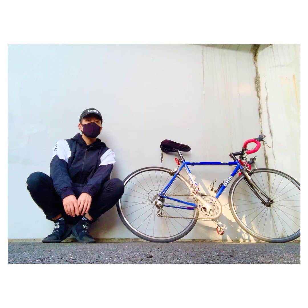のインスタグラム：「もうこのgios10年以上乗ってる🚲 東京来て20年だから、約半分一緒にいる。 こいつのおかげで東京の道を覚えましたw 今日はロードバイク乗るのに最高の気候だねー☀️ ウエアはKLONのナイロンジャケット！ちょうどいい✨ #ロードバイク  #gios  #KLON  #klonwatch  #腕時計  #your_klon」