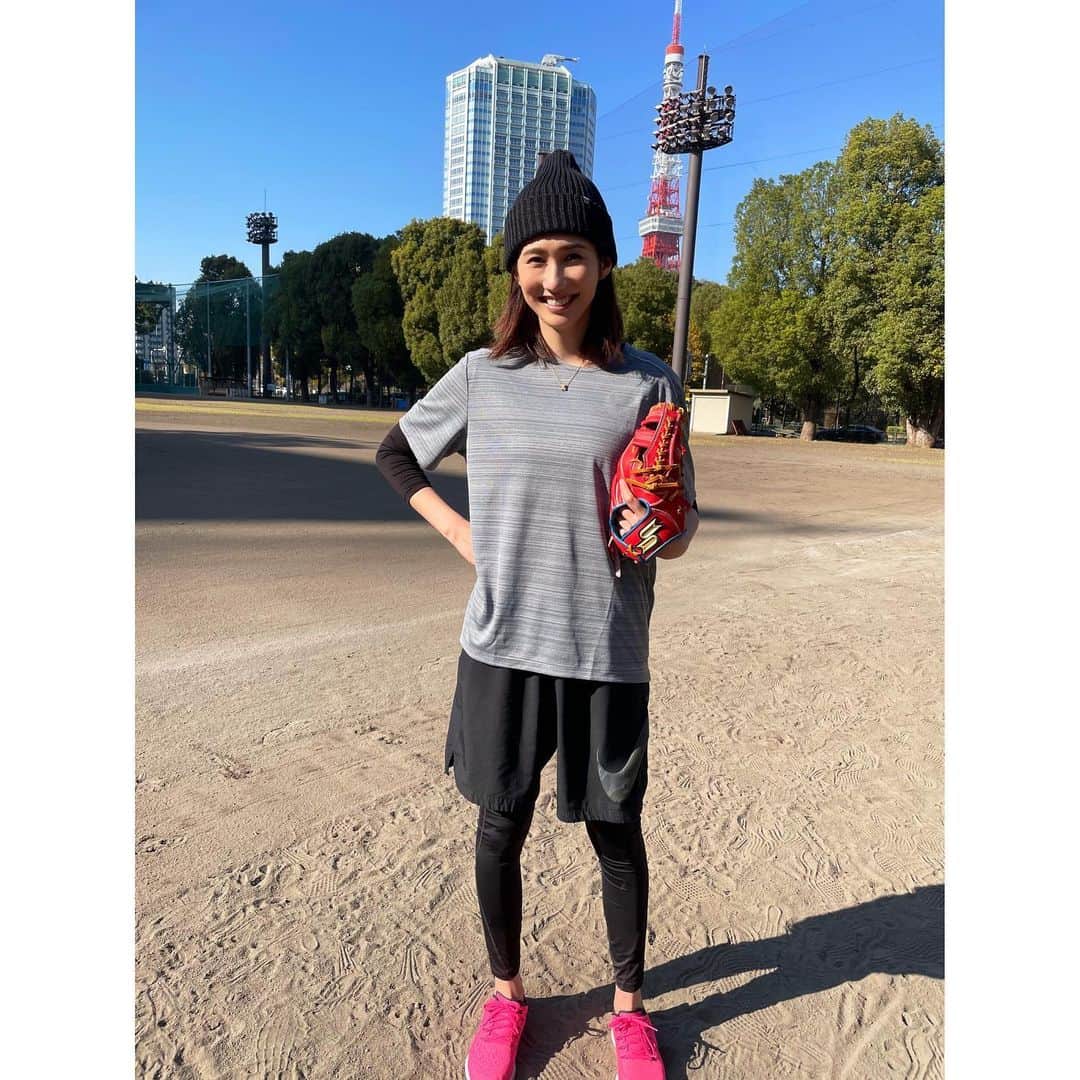 春輝のインスタグラム：「11月とは思えない快晴のもと草野球⚾️  ５タコ？６タコ？ずぶの素人を参加させてくださった心優しい皆様に感謝しかありません🥺🙏  楽しかったー！！！  #春輝#Haruki」