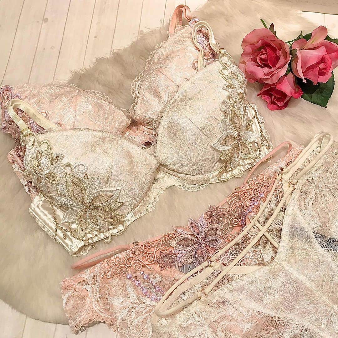 Ravijour札幌4丁目プラザ店のインスタグラム：「#onsale  ランジェリアムから リーフレースのご紹介💓  詳しくはTOPのURLからblogに飛んでご覧ください❤️  #ravijour #ラヴィジュール #lingerieam #ランジェリアム #ravijourstaff  #ravijoursapporo  #ravijour_official  #pivot  #ピヴォ」